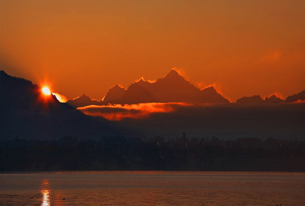 Lever de soleil sur le Mont-Blanc depuis le port de Tannay