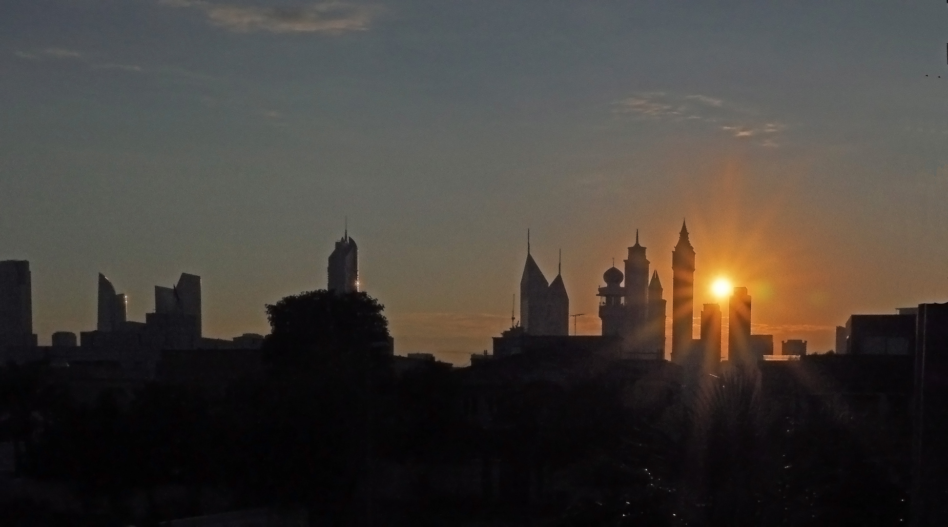 Lever de soleil sur le skyline de Dubaï