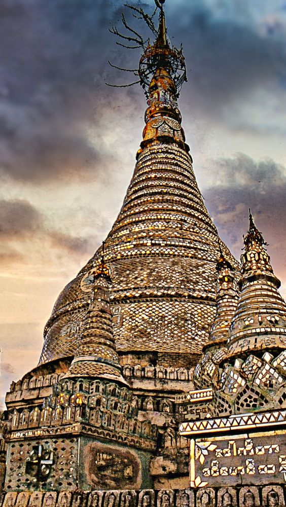 Lever de soleil sur le temple maha aungmye bonzan