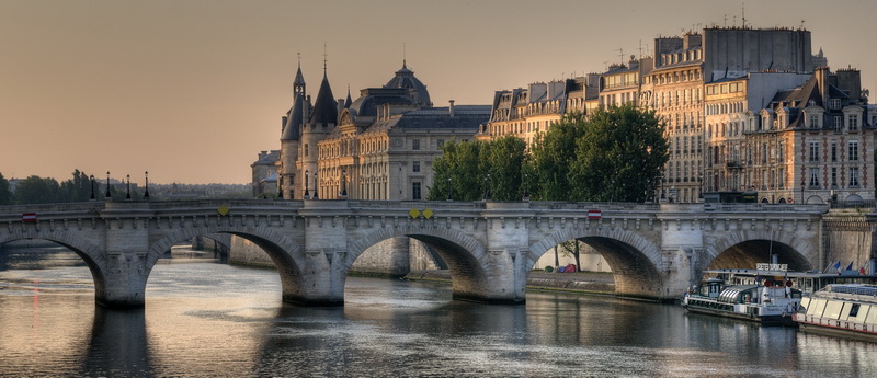 Lever de soleil sur les quais de Paris