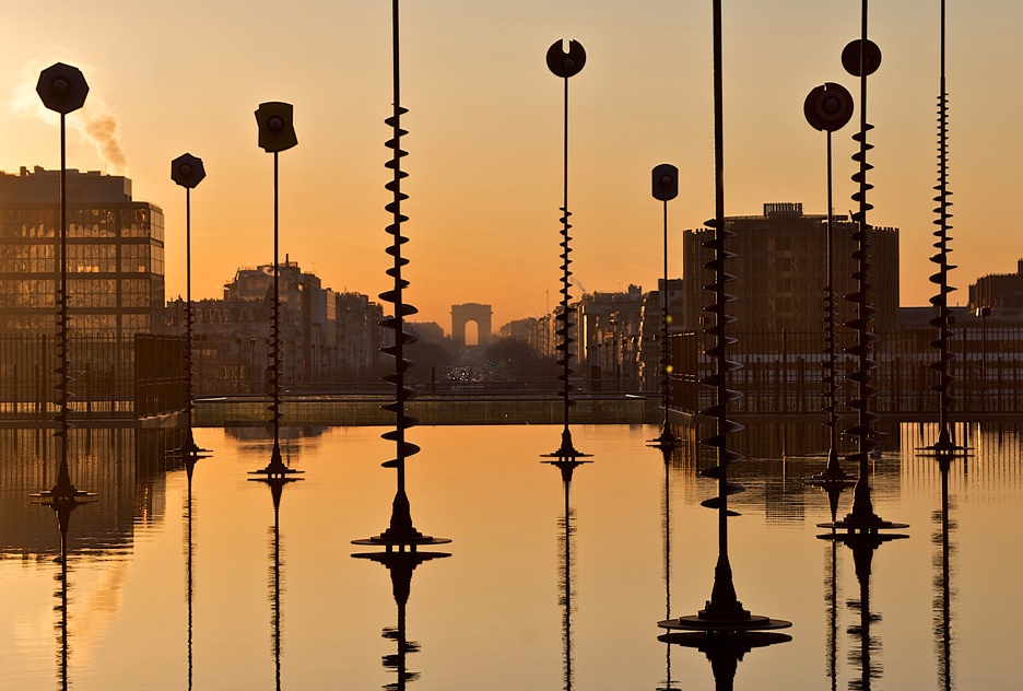 Lever de soleil sur l'esplanade de la Défense.