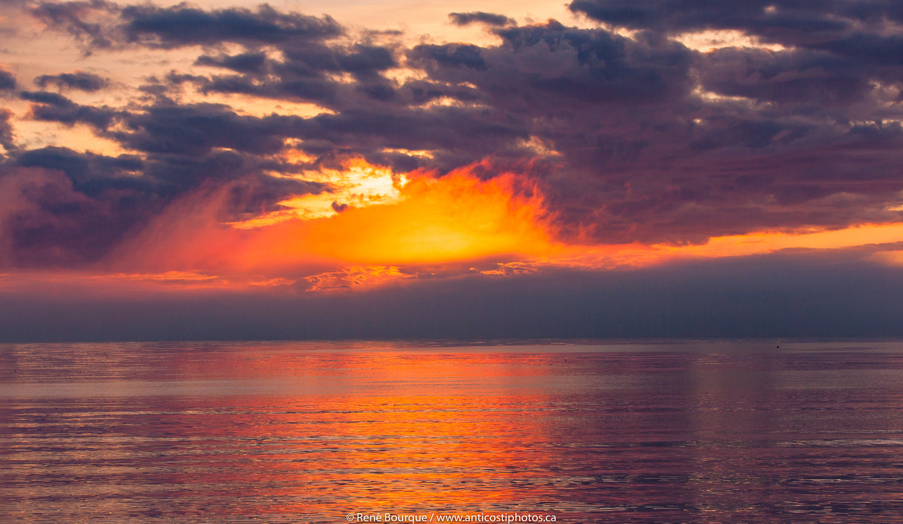 Lever du jour flamboyant, île Anticosti photo et image lever du jour