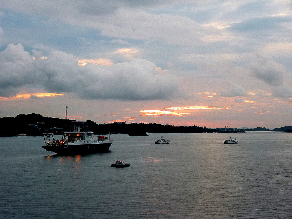 Lever du jour sur le port de Singapour