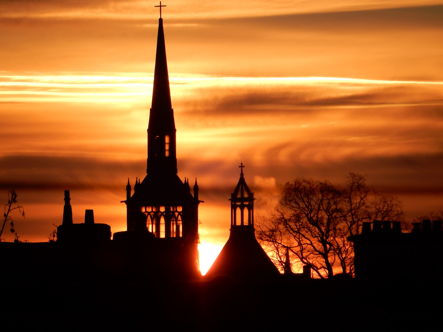 LEVER DU JOUR SUR UNE EGLISE DE  NANTES