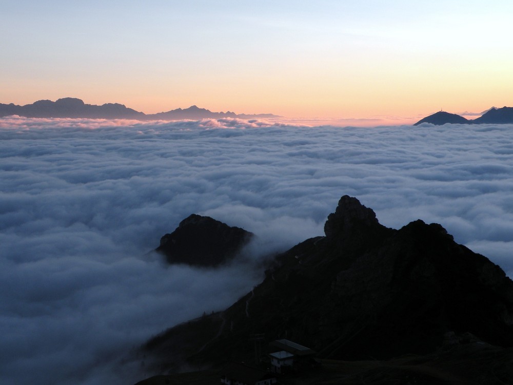 Lever du soleil au-dessus des nuages