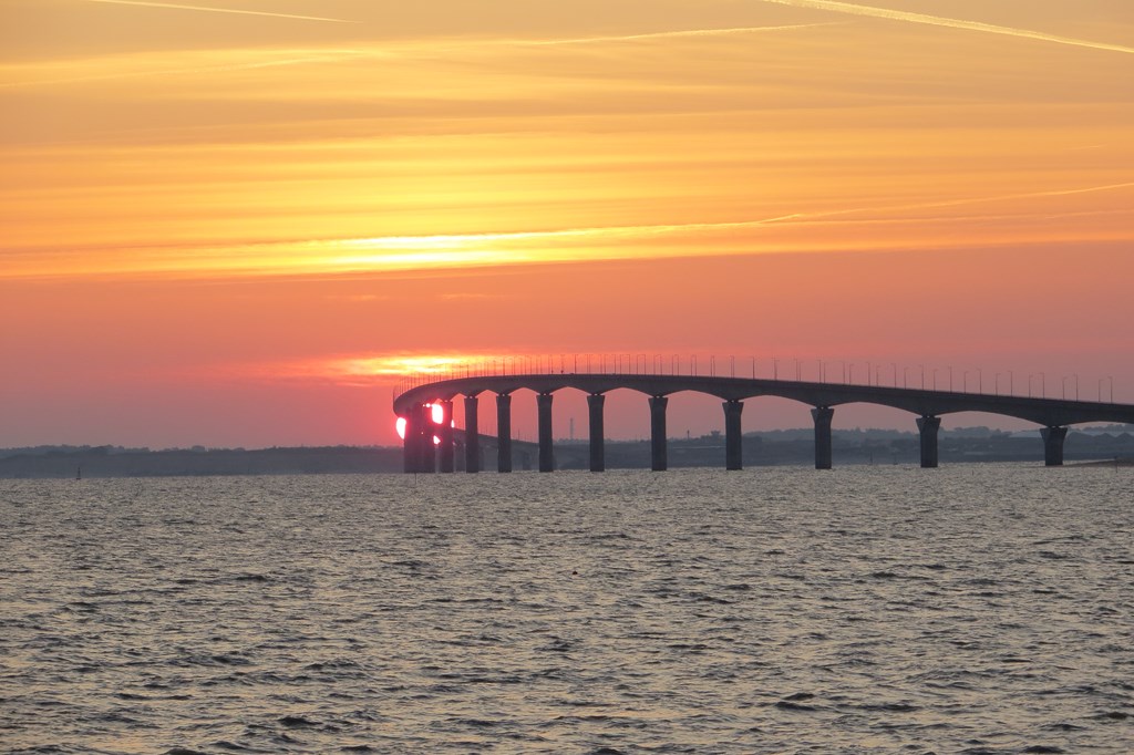 lever du soleil sur le pont de l'ile de Ré