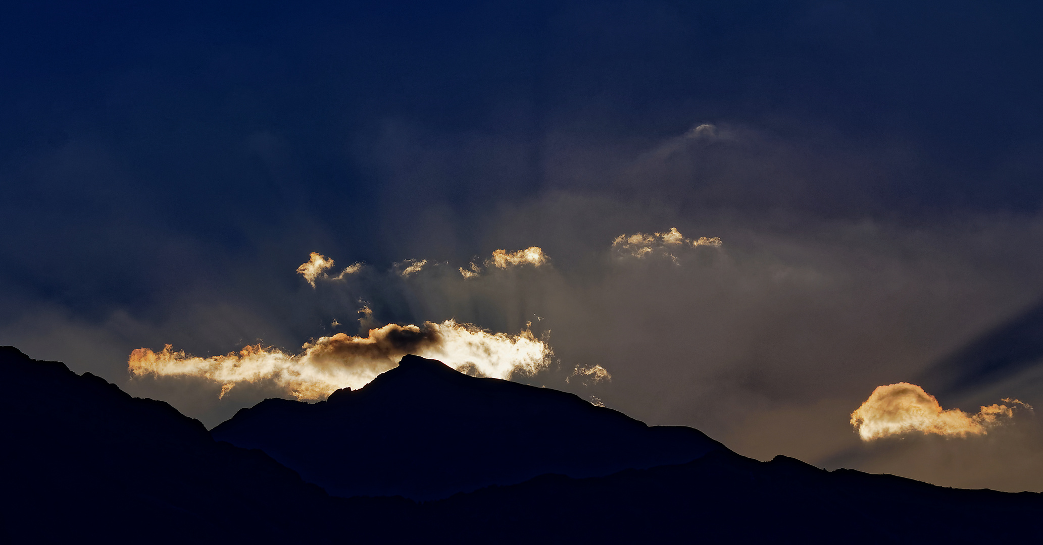 Lever du Soleil sur le " Vieux Chaillol " ( 3163m ) sommet du Champsaur: Hautes-Alpes .