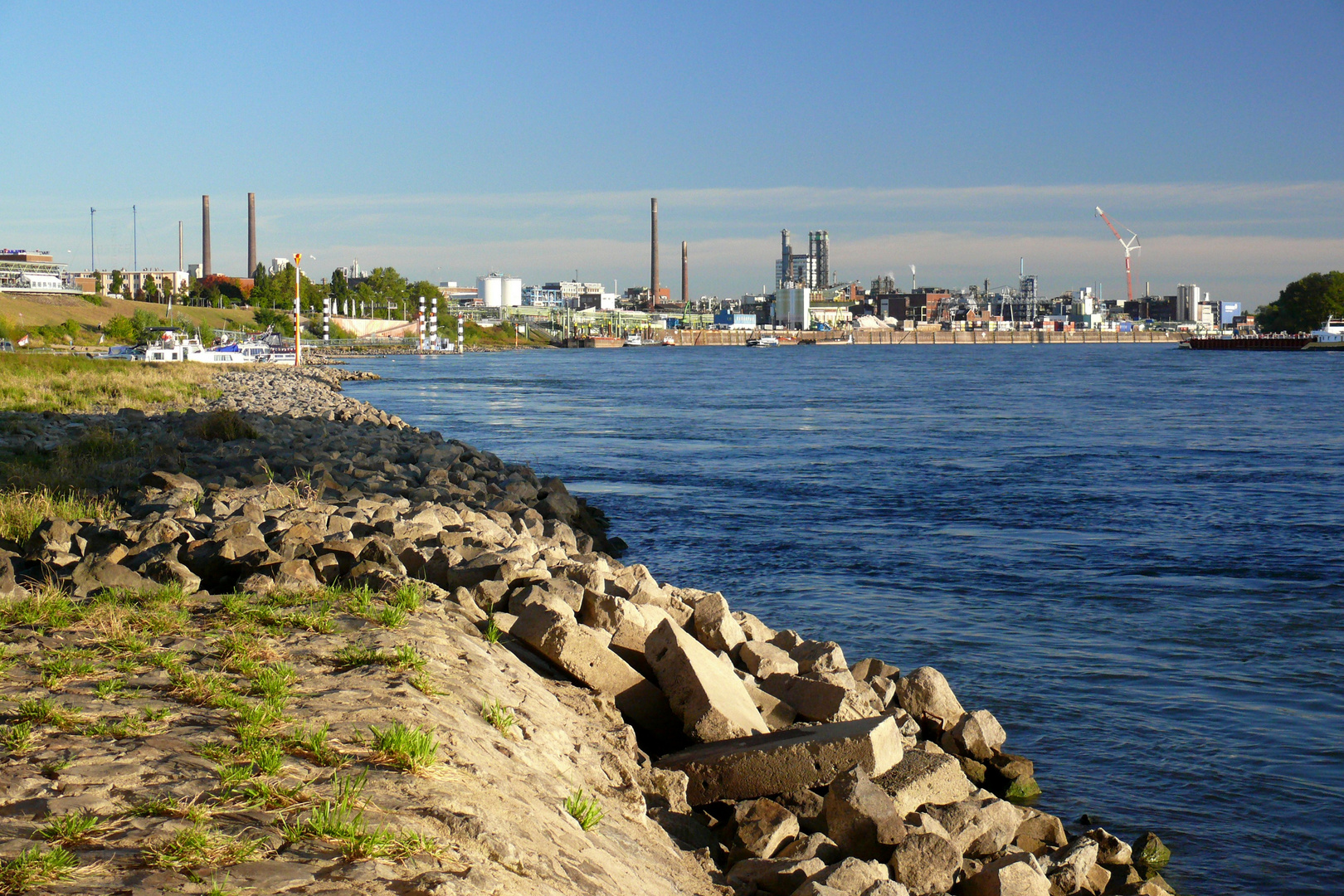 Leverkusen / Chemiepark vom Rhein aus gesehen