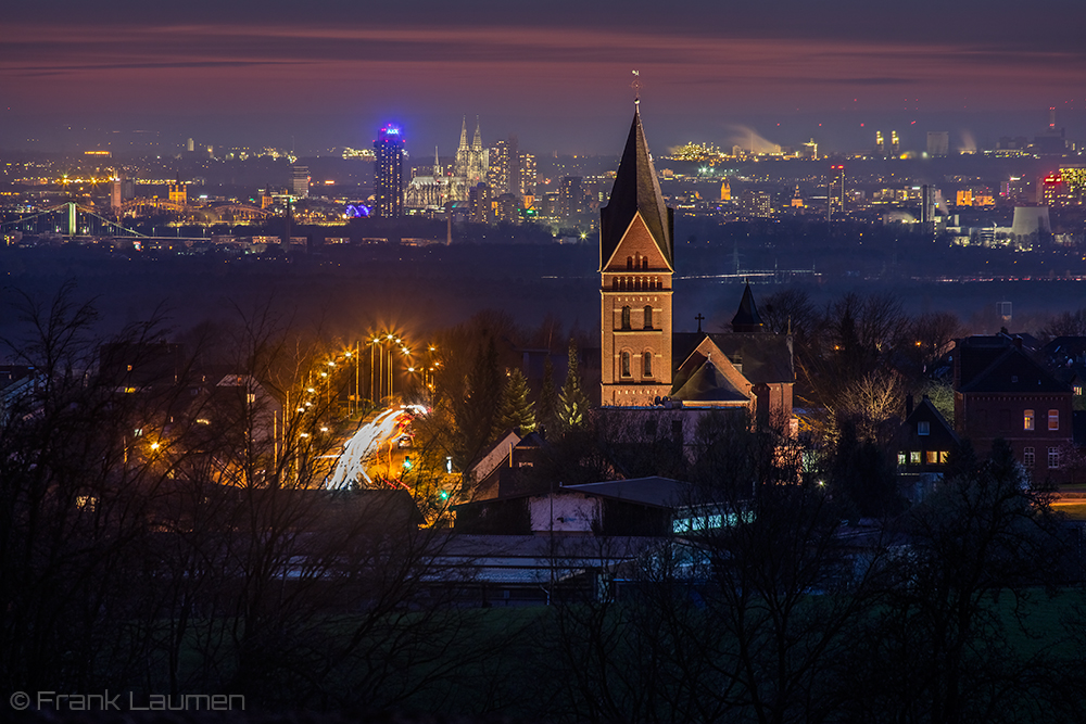 Leverkusen Neuboddenberg mit Kölner Skyline