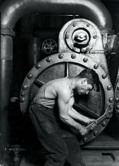 Lewis_Hine_Power_house_mechanic_working_on_steam_pump , 1920