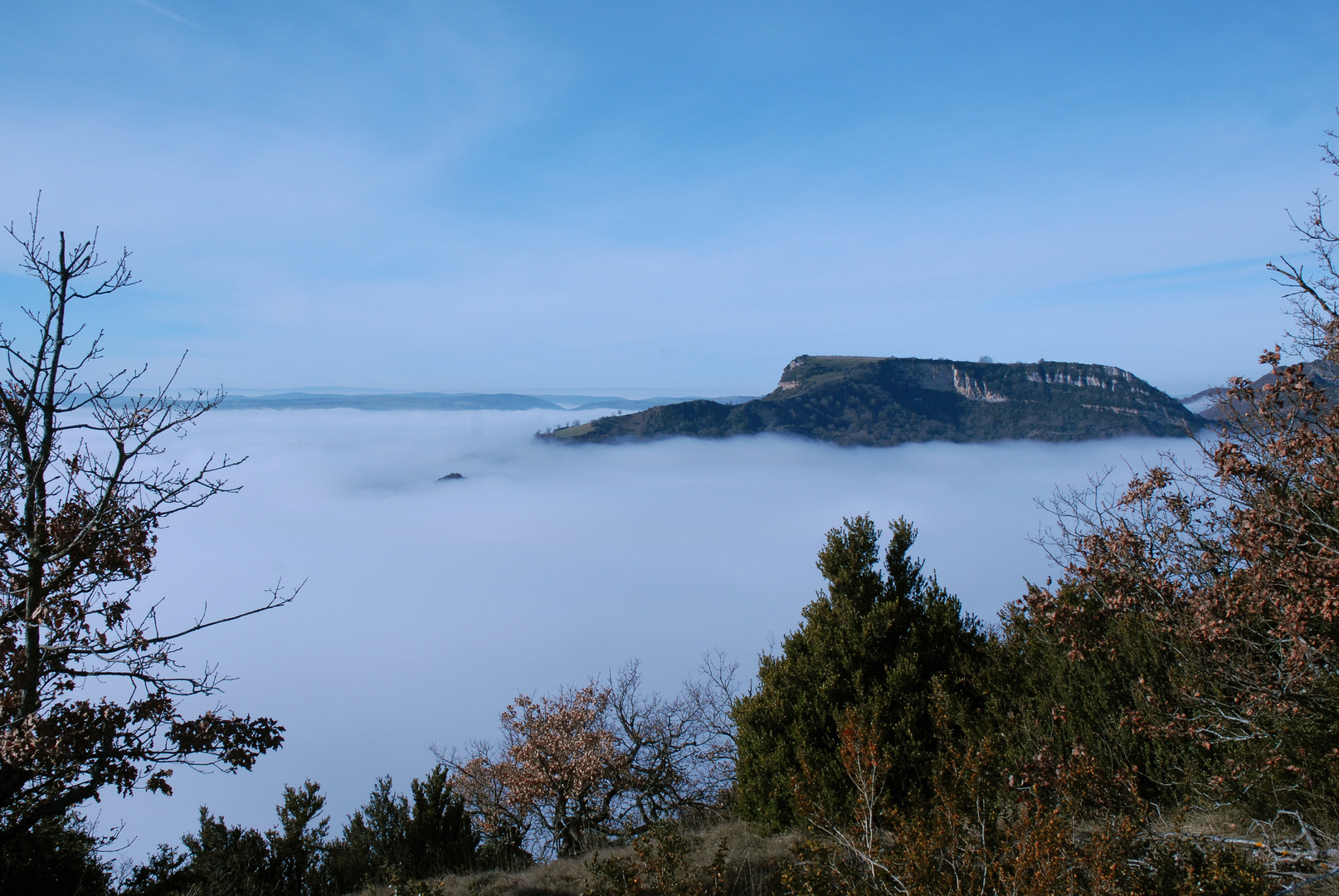 L'extrémité sud du plateau au dessus de Roquefort sur Soulzon (12) au dessus des nuages