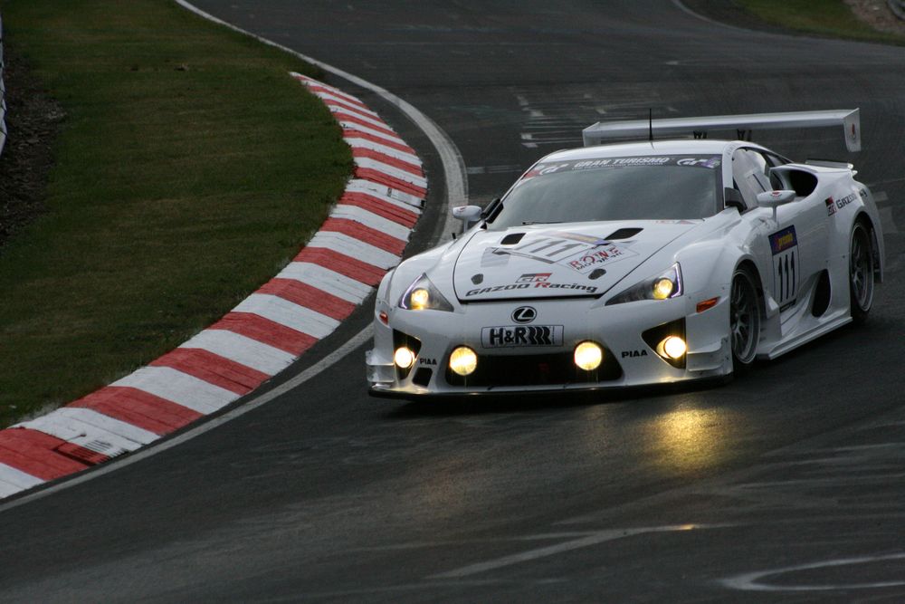 Lexus bei Testfahrt auf der Nordschleife