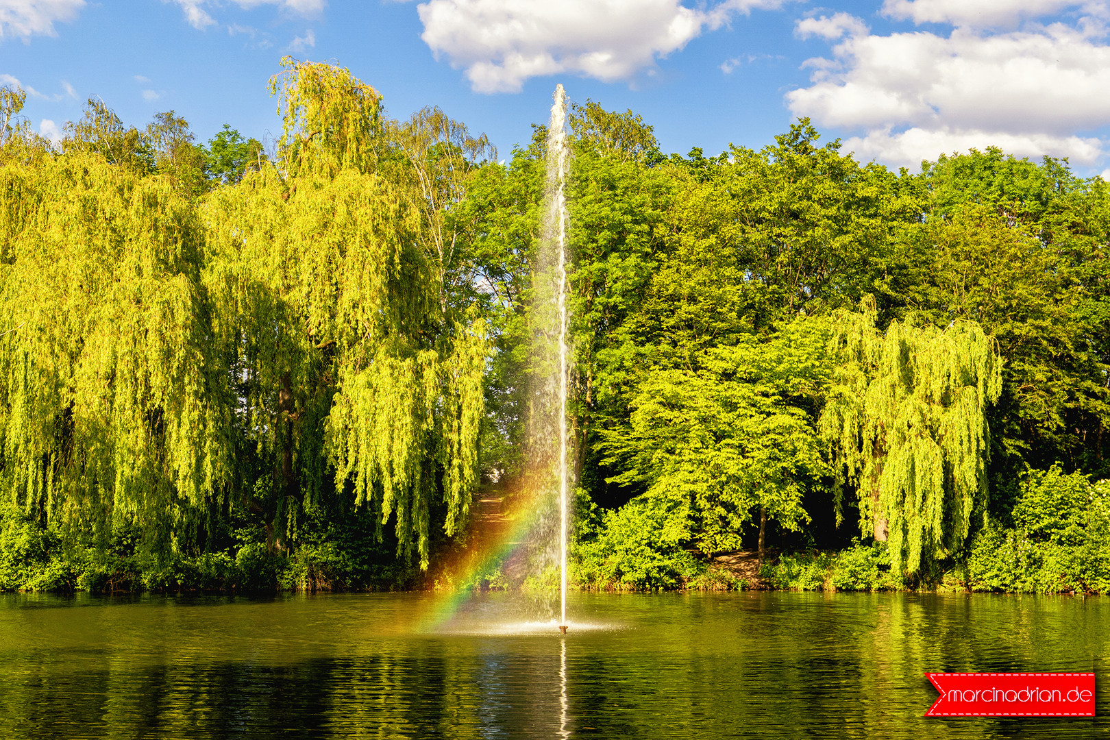 LGBT farben, Springbrunnen mit Regenbogen am Entenfang Wesseling