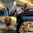 LH 588_Mittagessen durch Flugbegleiterin über dem "Mittelmeer" um 12-07-Uhr