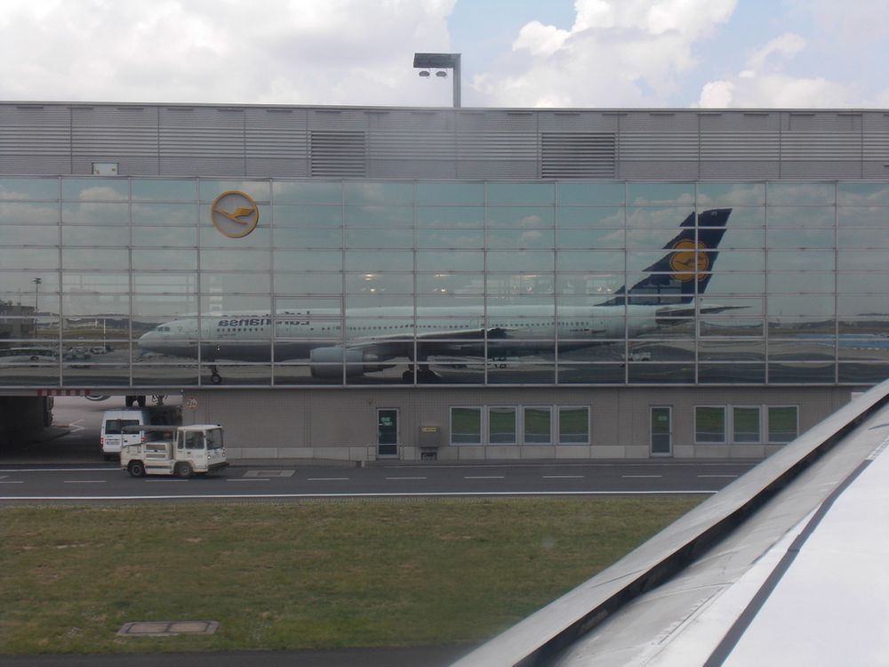 LH A300-600 spiegelt sich am Terminal 1 in FRA