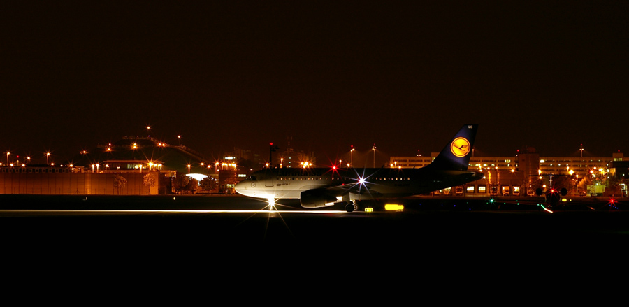 LH A319 auf 08L kurz vorm Start in München