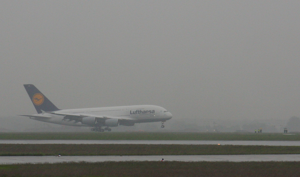 LH A380 / Ankunft bei Regen
