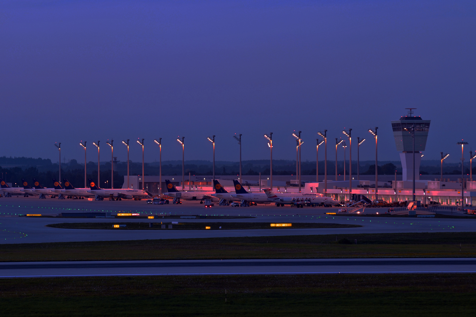 LH-Terminal @ night