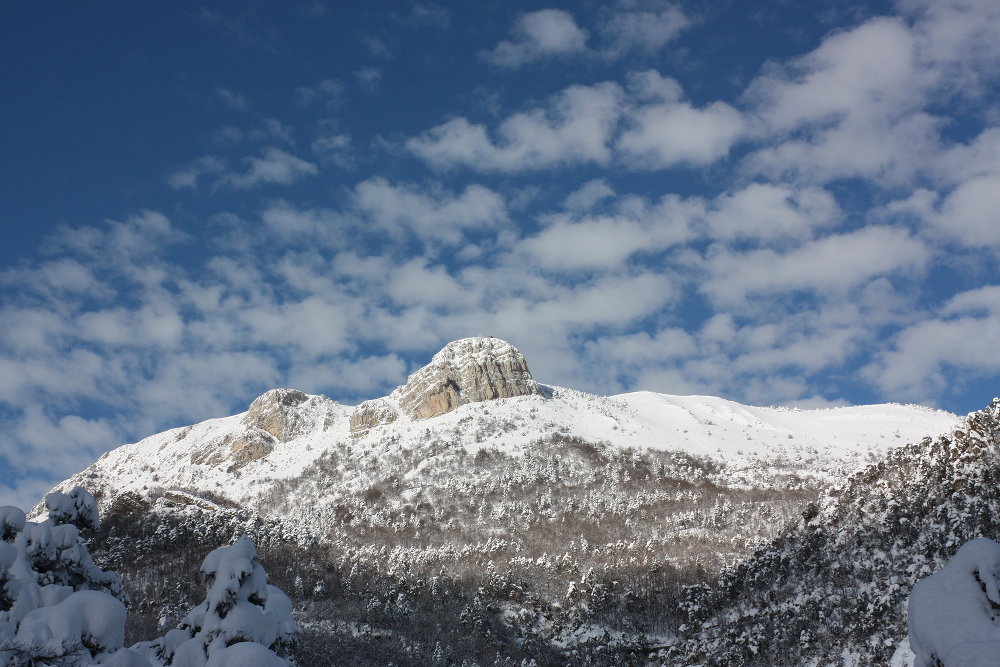 L'Harpille sous un ciel de nuages moutoneux.