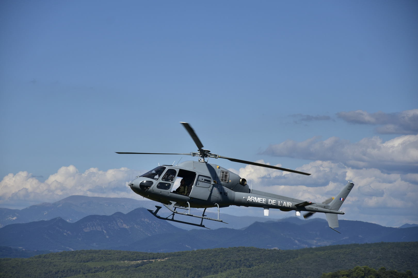 L'helico armée de l'air pendant un exercice dans les dentelles de Montmirail 