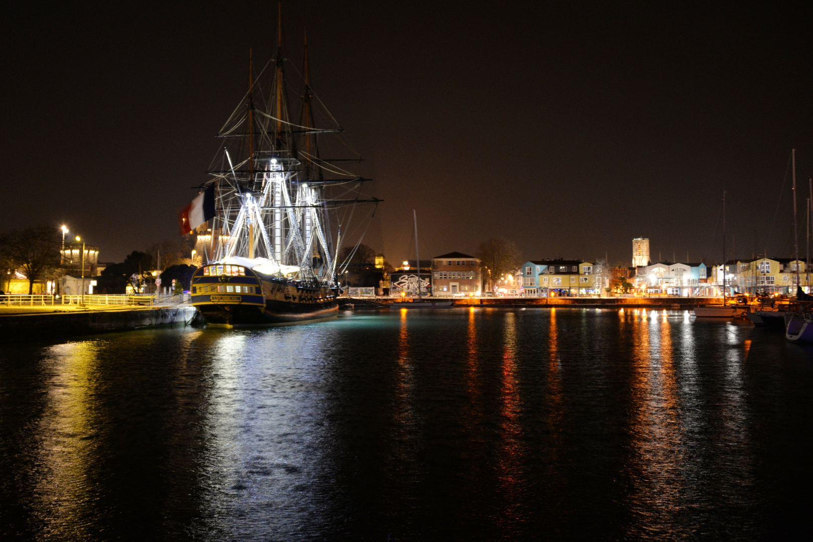 L'Hermione et les tours du port de La Rochelle