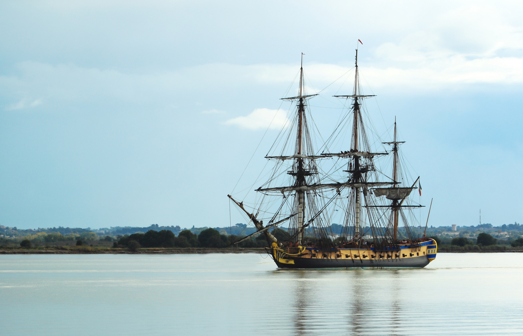 L'Hermione sort de l'Estuaire de la Gironde, direction la mer...........