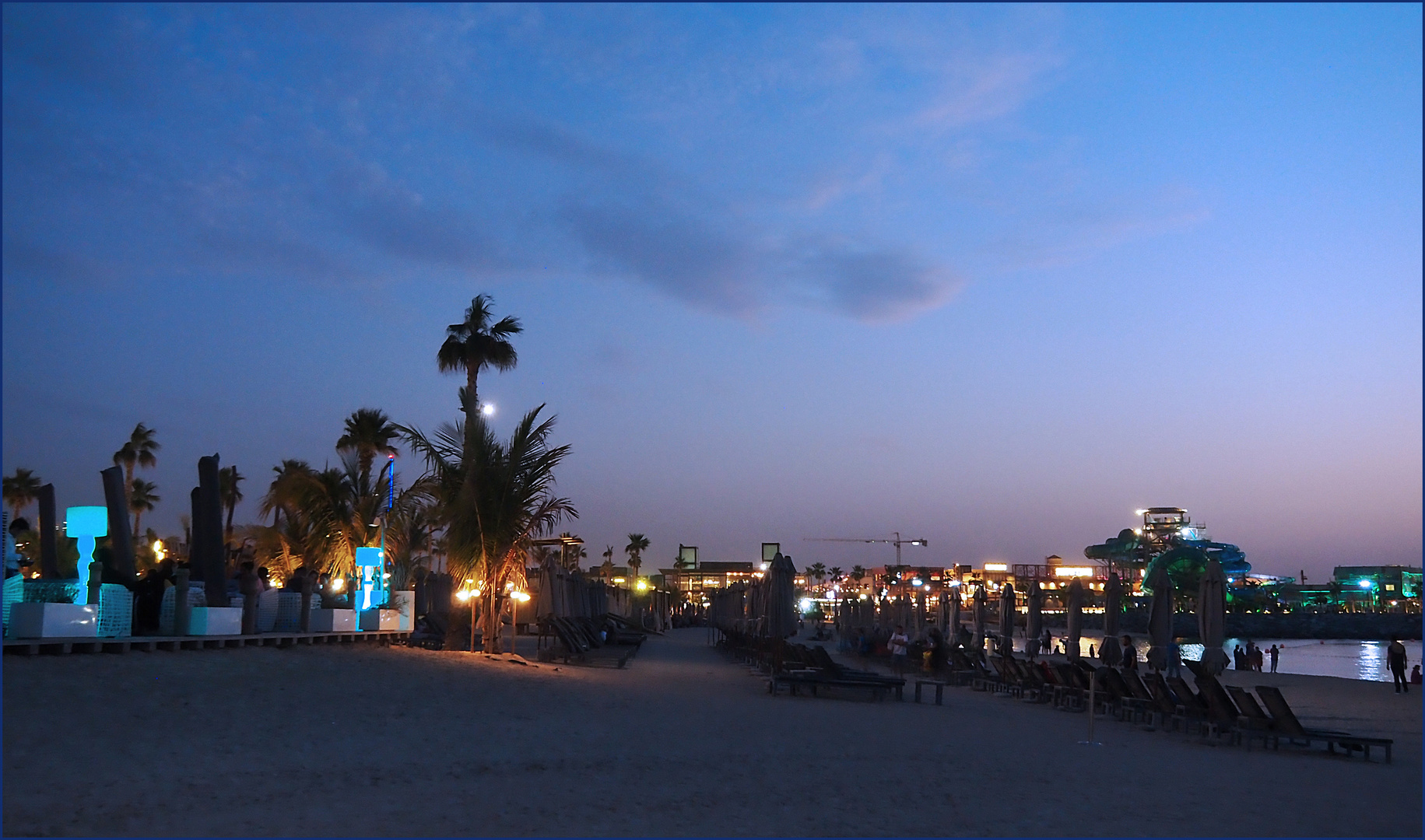 L’heure bleue sur la plage de Jumeira « La Mer »