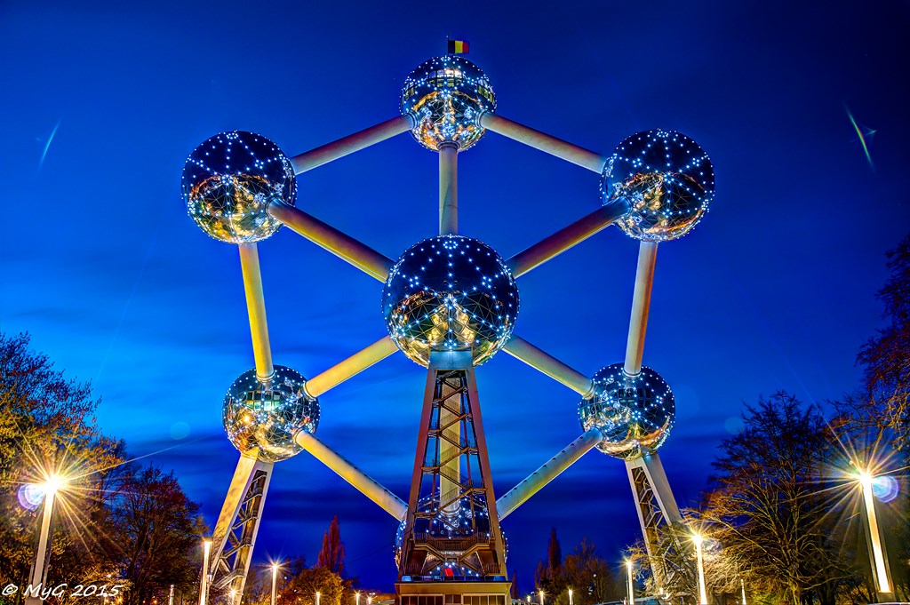 l'heure bleue sur les boules de Bruxelles !