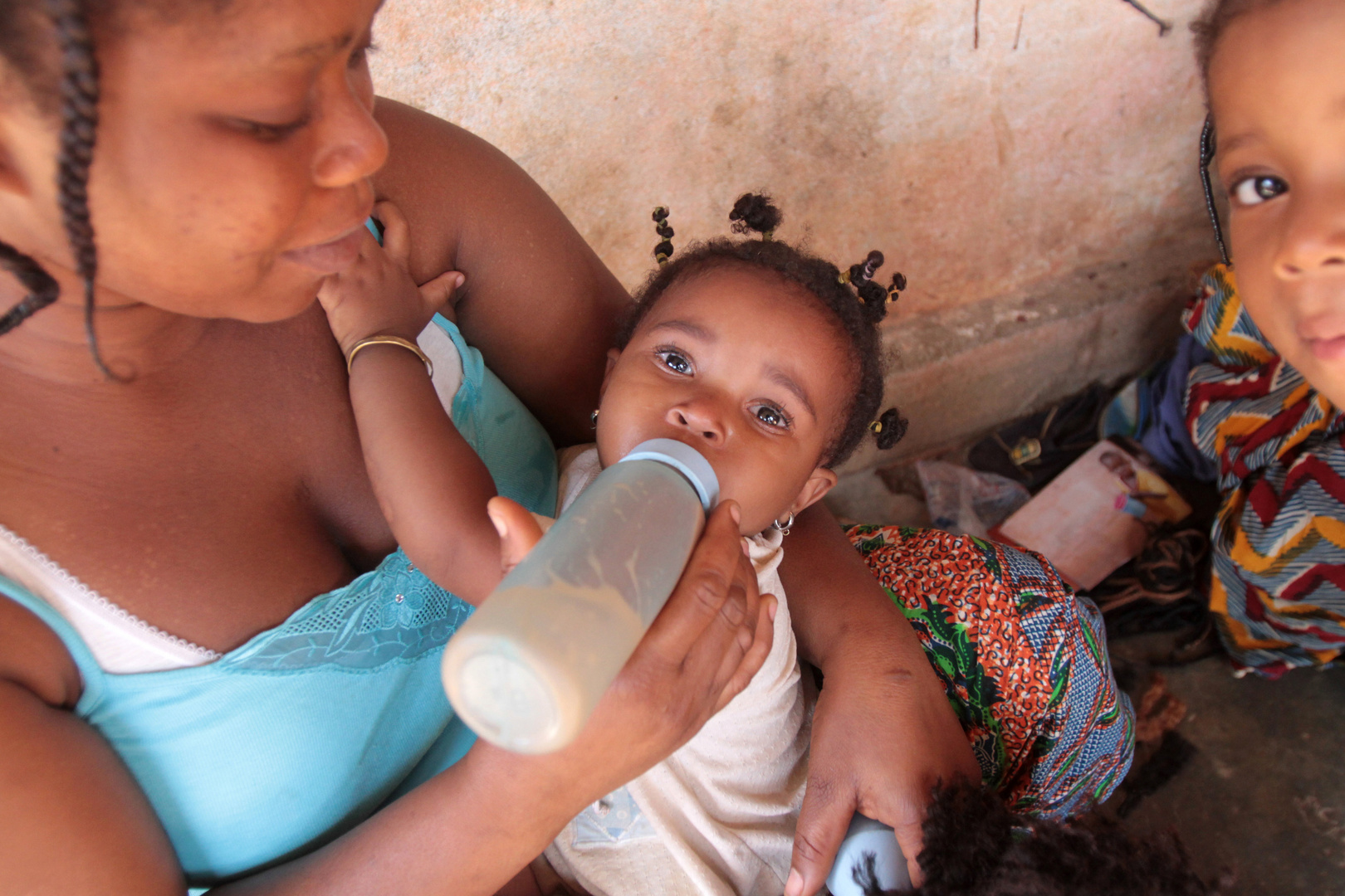 L'heure du biberon dans une famille togolaise de Lomé.