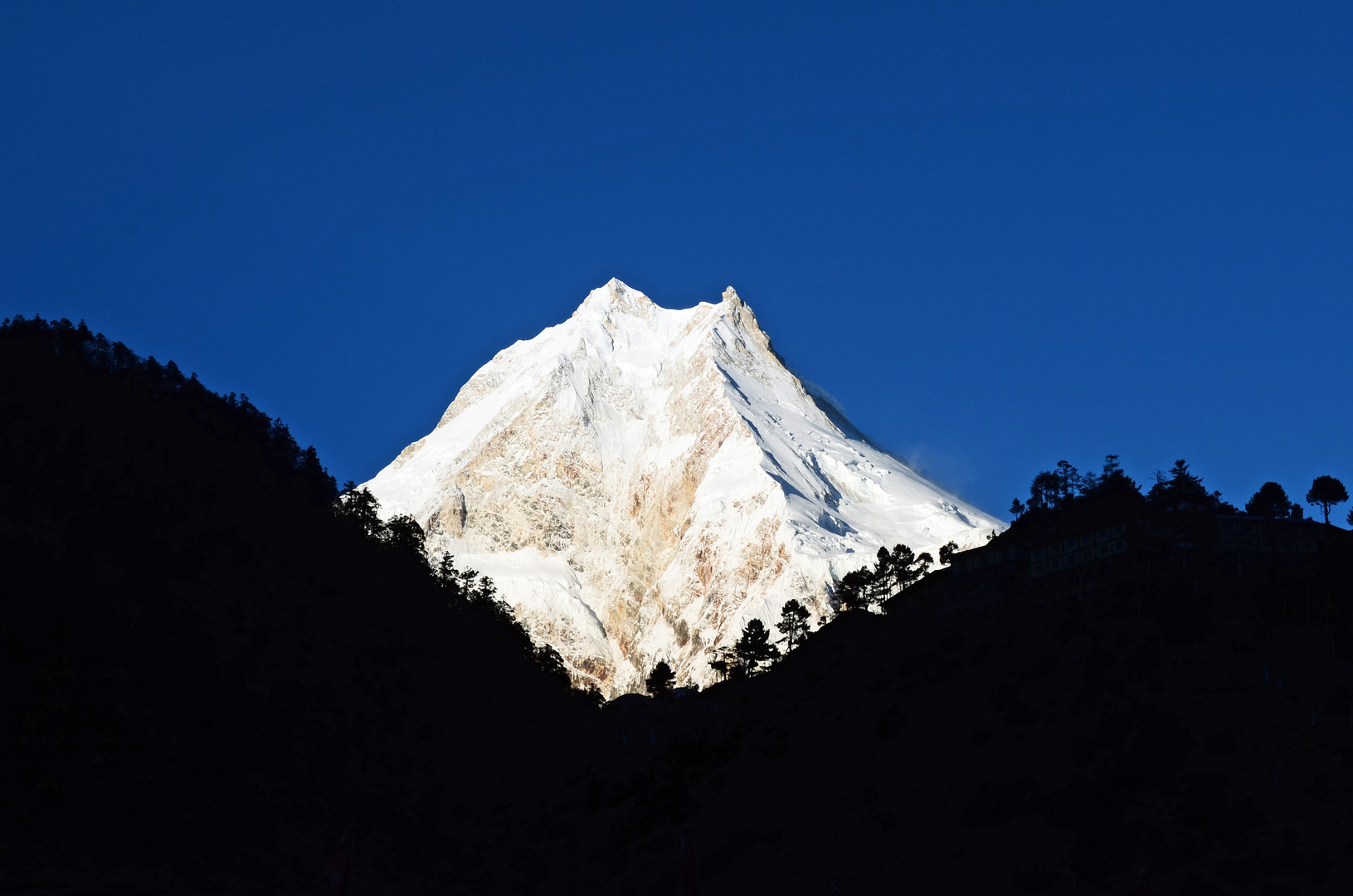 Lho, Sonnenaufgang am Manaslu