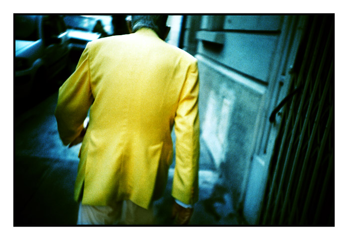 L'homme à la veste jaune