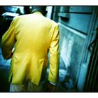 L'homme à la veste jaune