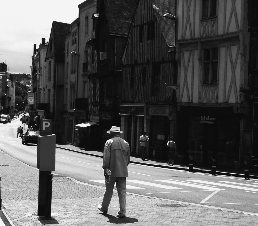 L'homme au chapeau et son magazine.