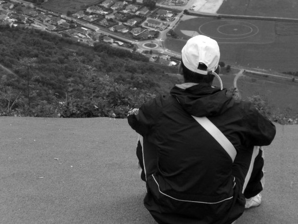 L'homme & le vide. Une pensée lui traverse l'esprit !