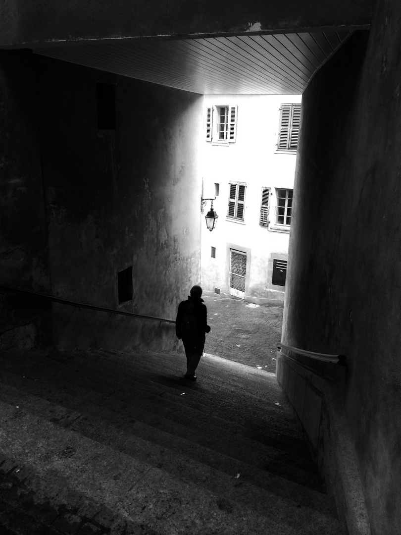 L'homme qui descend vers la lumière