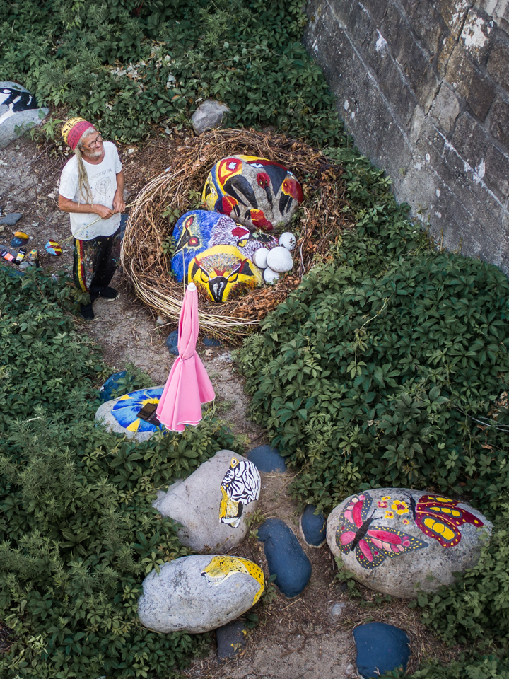 l'homme qui tressait des nids aux rochers de la rivière