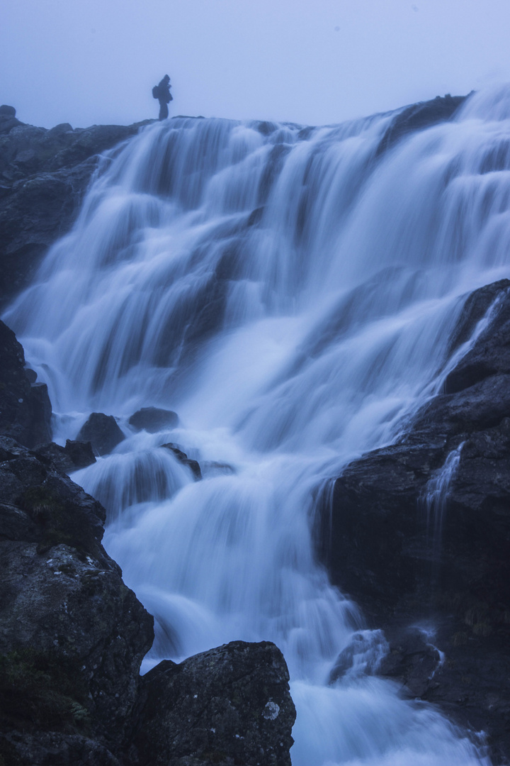 L'homme sur la cascade de Labinas (ariège)