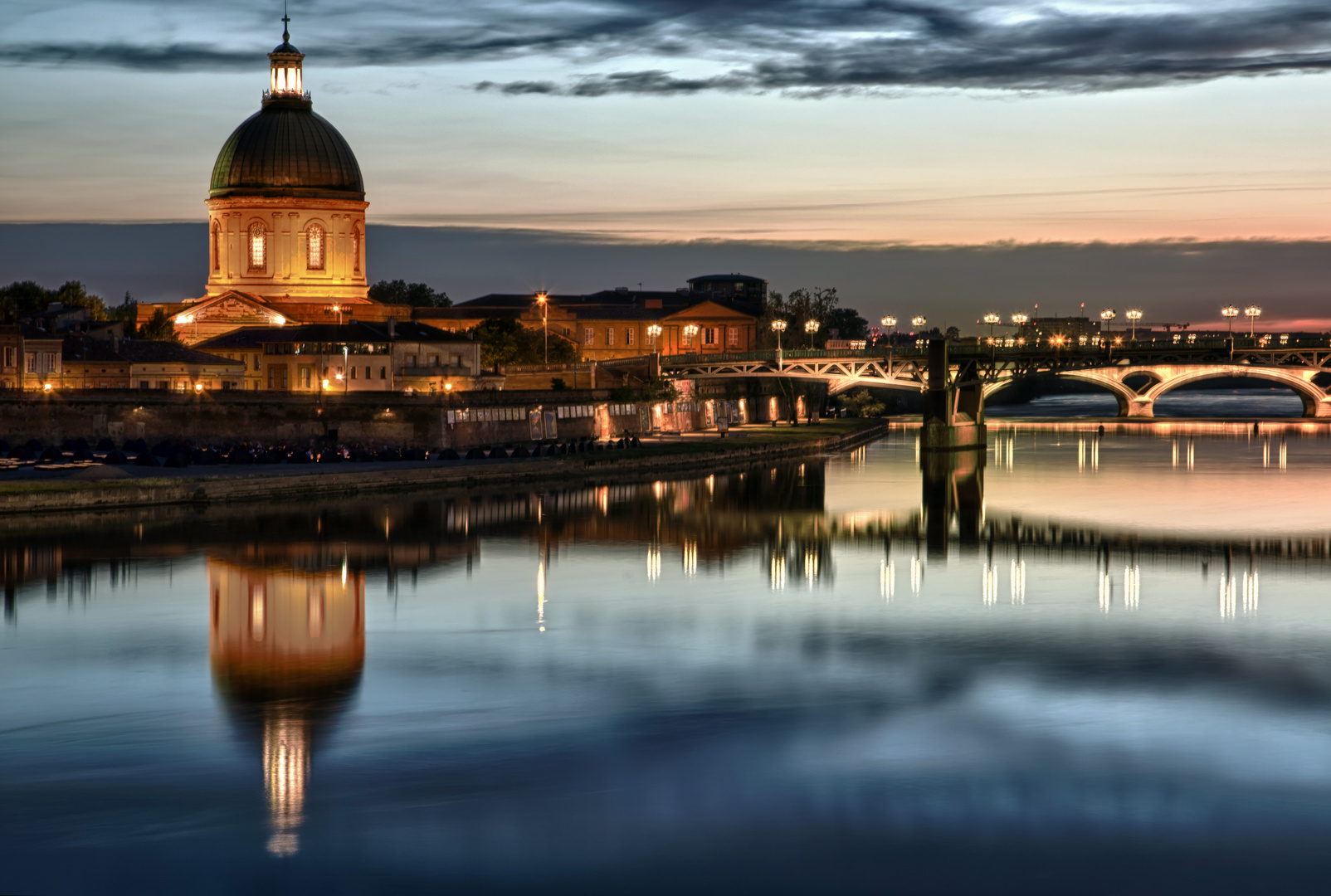 L'hôpital de La Grave et le pont Saint Pierre de nuit