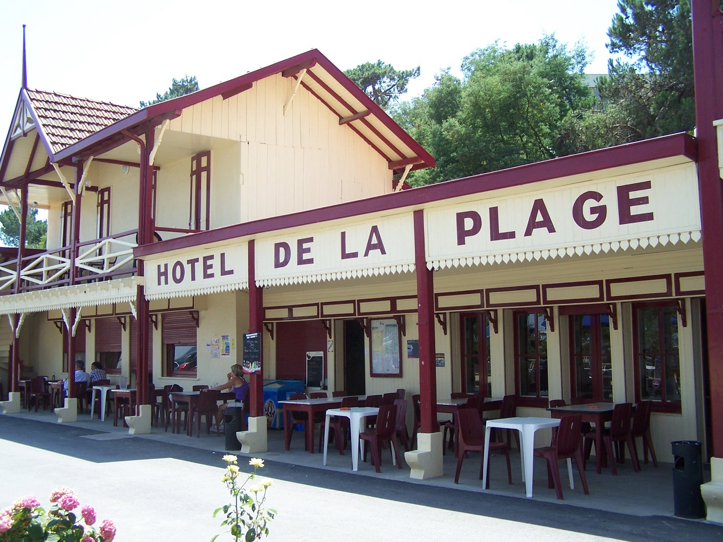 L'Hôtel de la Plage, une "institution" au cœur du village de l'Herbe, Cap Ferret (Gironde)