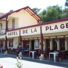 L'Hôtel de la Plage, une "institution" au cœur du village de l'Herbe, Cap Ferret (Gironde)