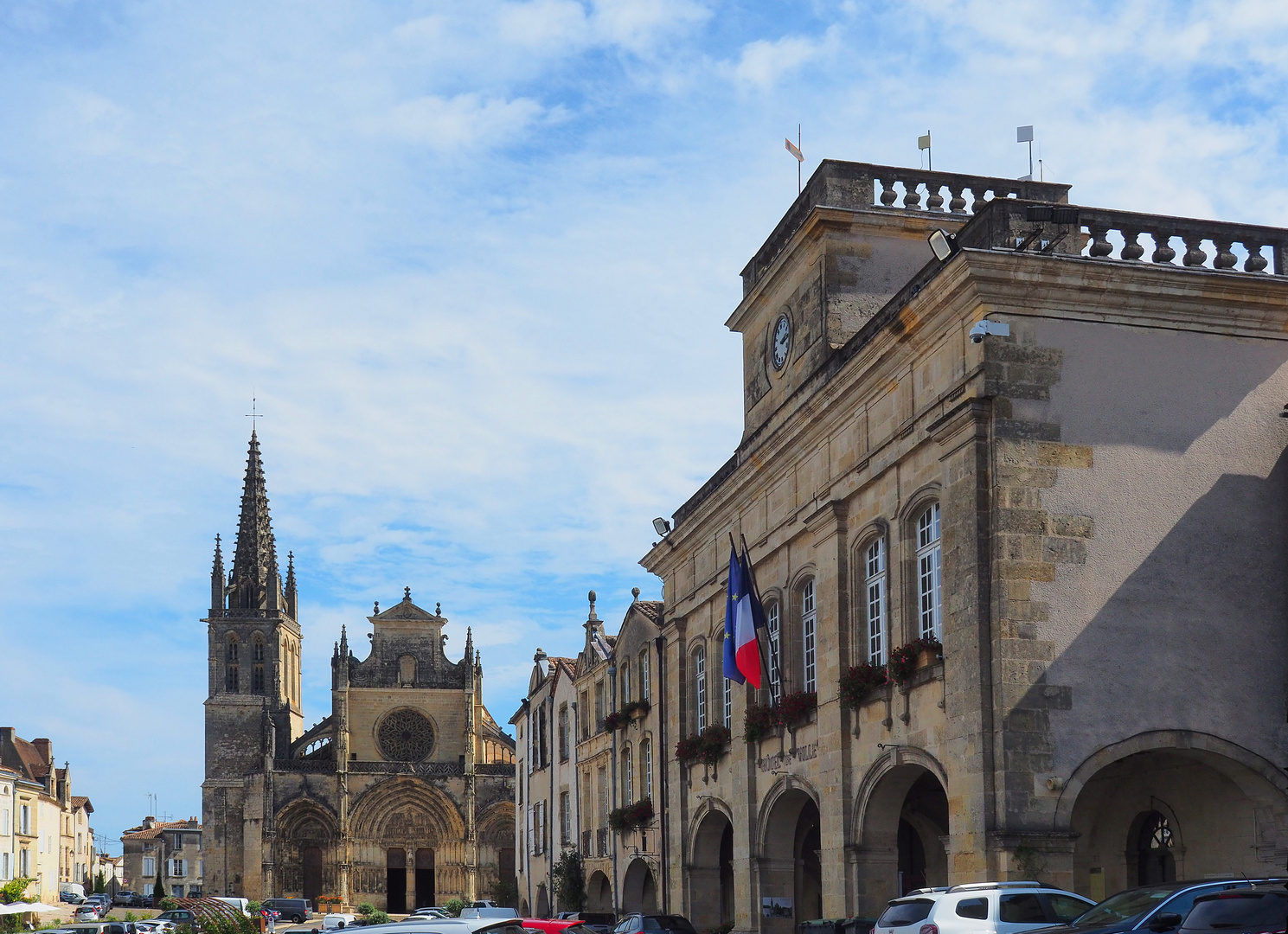 L’Hôtel de ville (1729) et la Cathédrale de Bazas