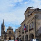 L’Hôtel de ville (1729) et la Cathédrale de Bazas