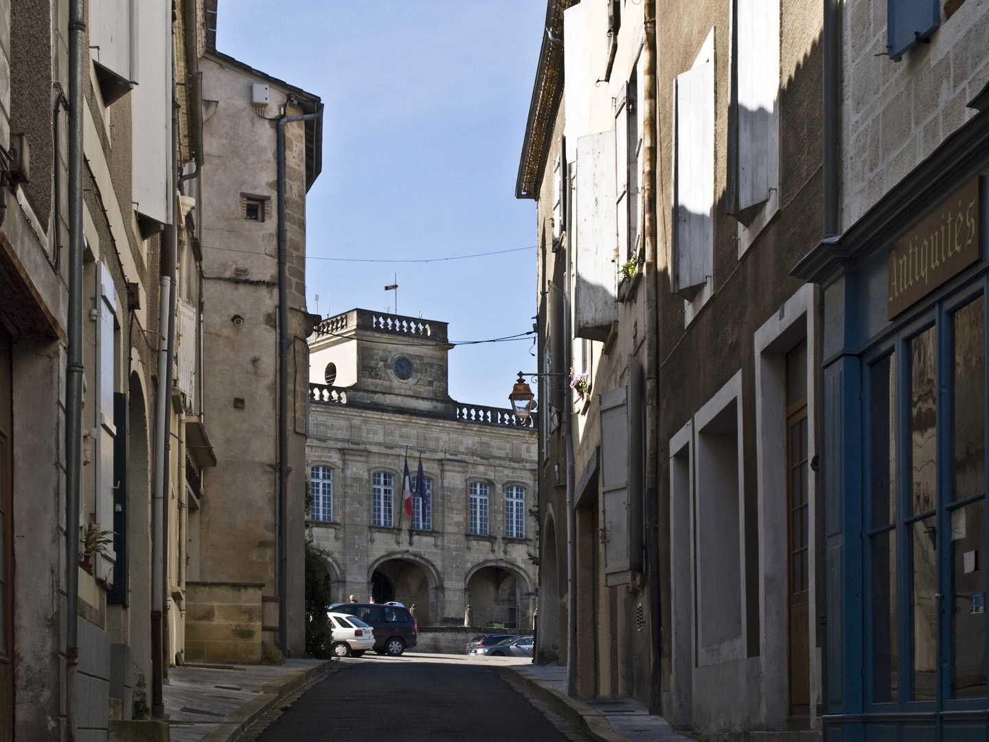 L’Hôtel de ville à partir de la Rue Bragous  -  Bazas  -  Das Rathaus von der Bragous-Strasse aus