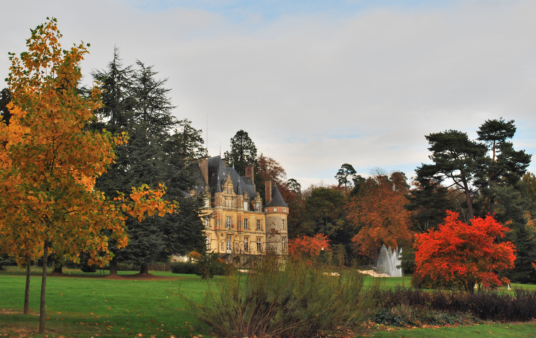 L'hôtel de ville de Bagnoles de l'Orne vue du parc