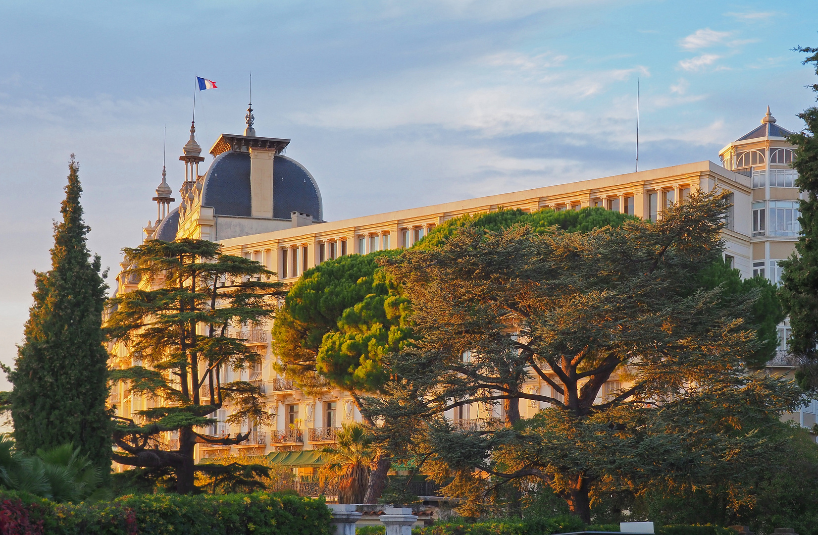 L’Hôtel Regina en fin d’après-midi