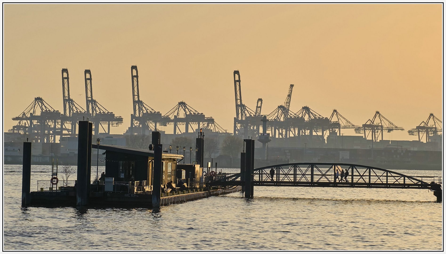 Liberte, Fähranleger Hamburg