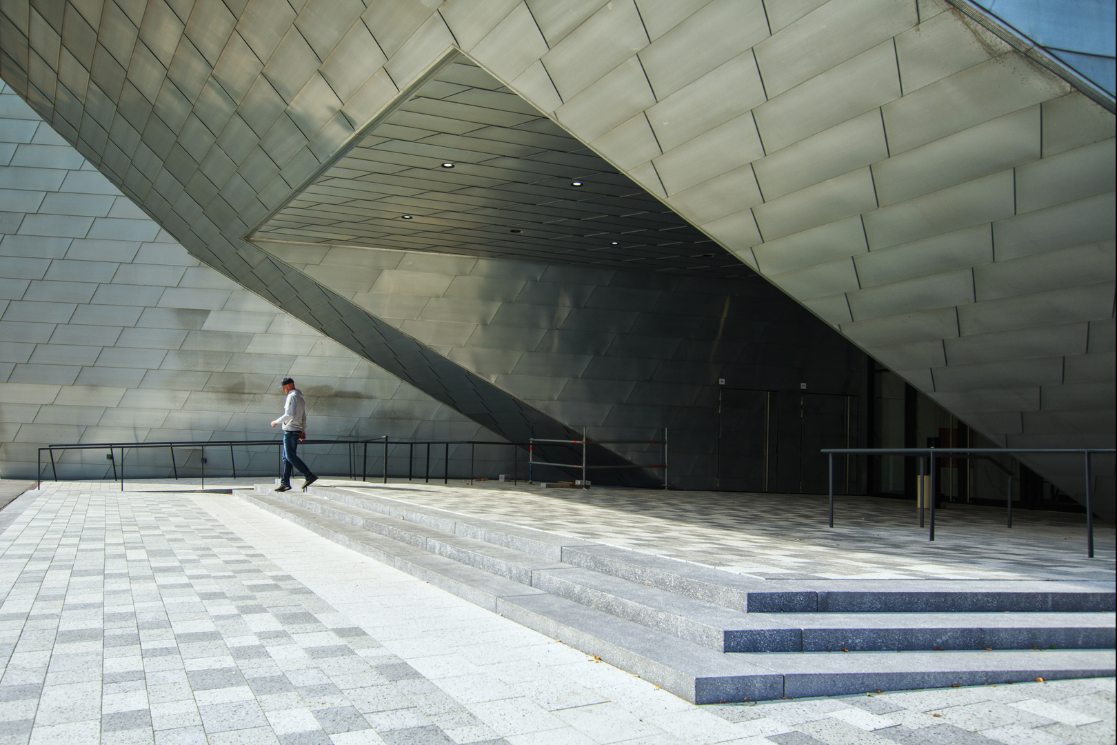 Libeskind-Bau in Lüneburg    Lün  077 