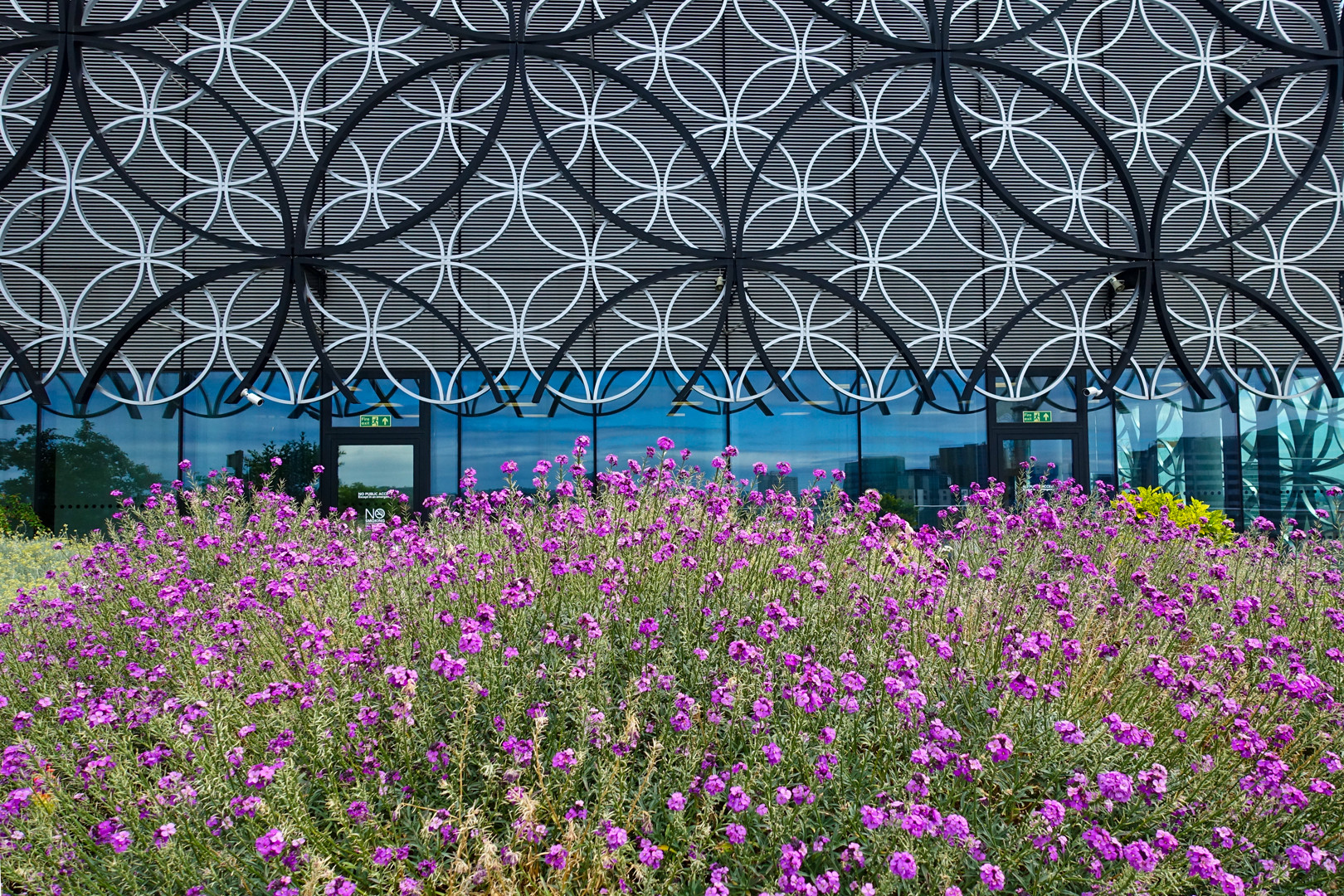 Library Birmingham, Fassade mit Blumen.