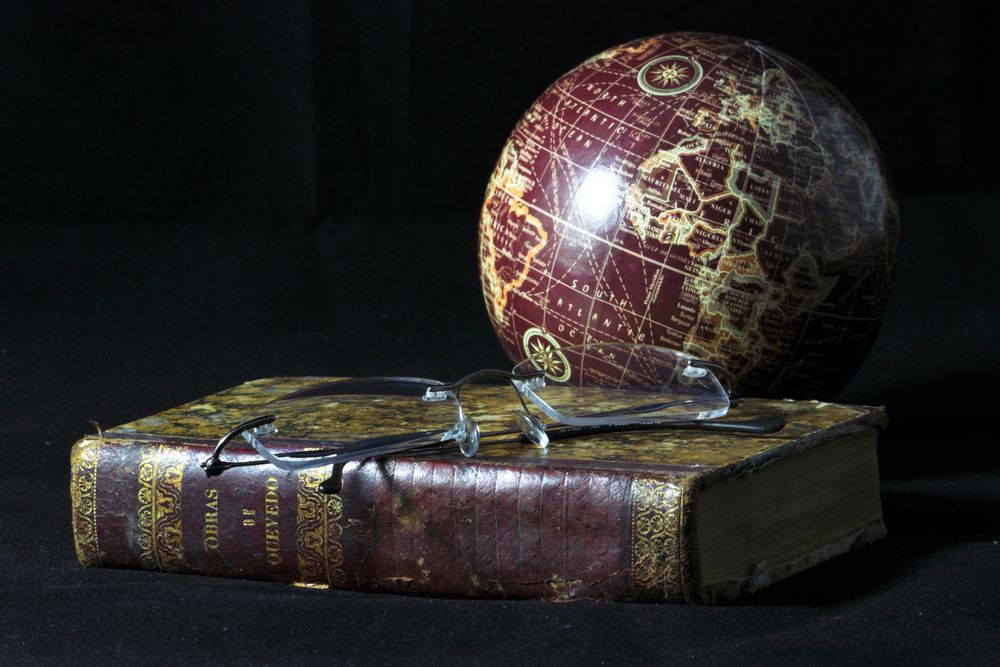 libro, gafas y globo del mundo