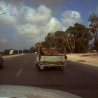 Libyen, Kameltransport mit Uralt Peugeot